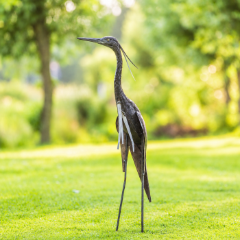 Metalen tuinbeeld van een reiger, gemaakt door een Afrikaanse kunstenaar. 